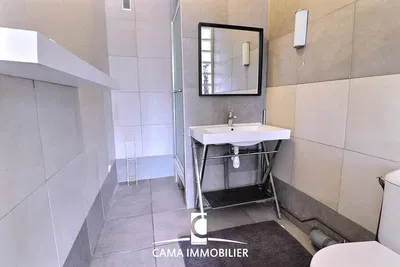 Tuvalet; fayans zemin, tadilatlı, doğal ışık, modern stil