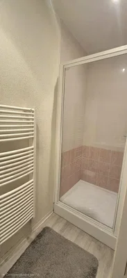 Badkamer; tegelvloer, gerenoveerd, natuurlijk licht
