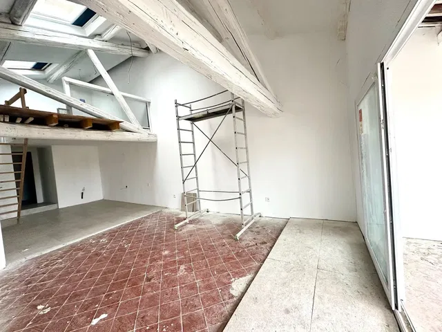 Άλλο; χρειάζεται ανακαίνιση, ξύλινες δοκούς, ψηλά ταβάνια