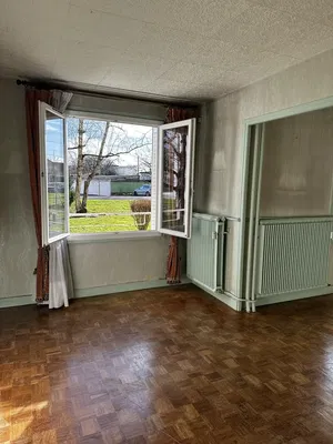 Obývací pokoj; výhled, dřevěná podlaha, přirozené světlo