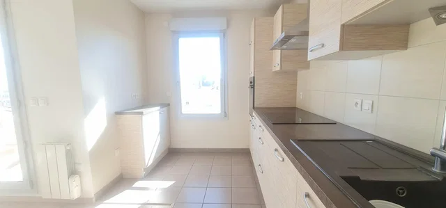 Cocina; suelo de baldosas, electrodomésticos, luz natural