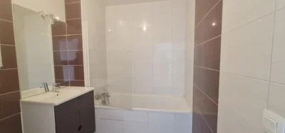 Banyo; fayans zemin, tadilatlı, doğal ışık