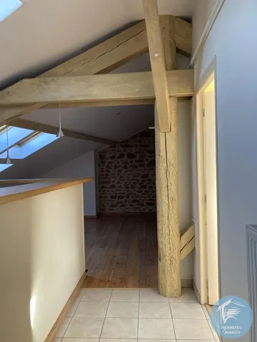 Ostatné; drevené trámy, dlažba, prirodzené svetlo