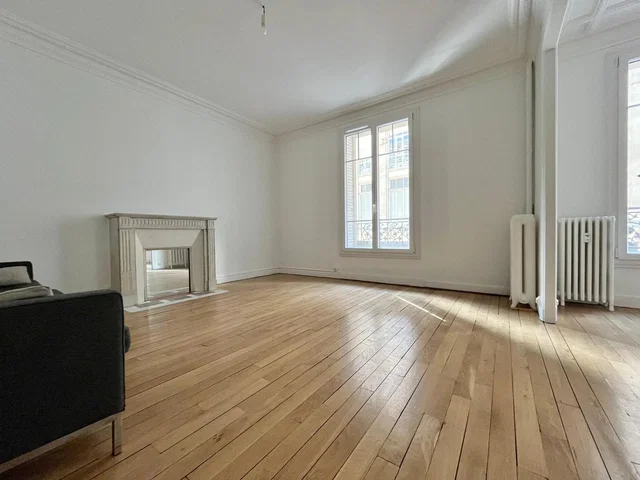 Soggiorno; pavimento in legno, camino, luce naturale