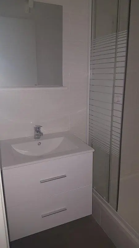 Badezimmer; fliesenboden, tageslicht