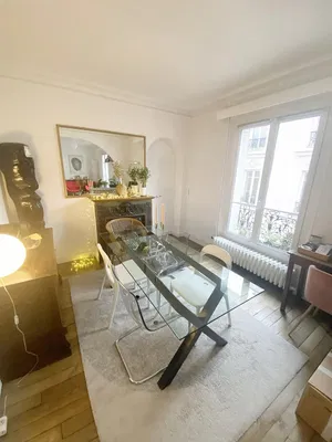 Wohnzimmer; tageslicht, holzboden