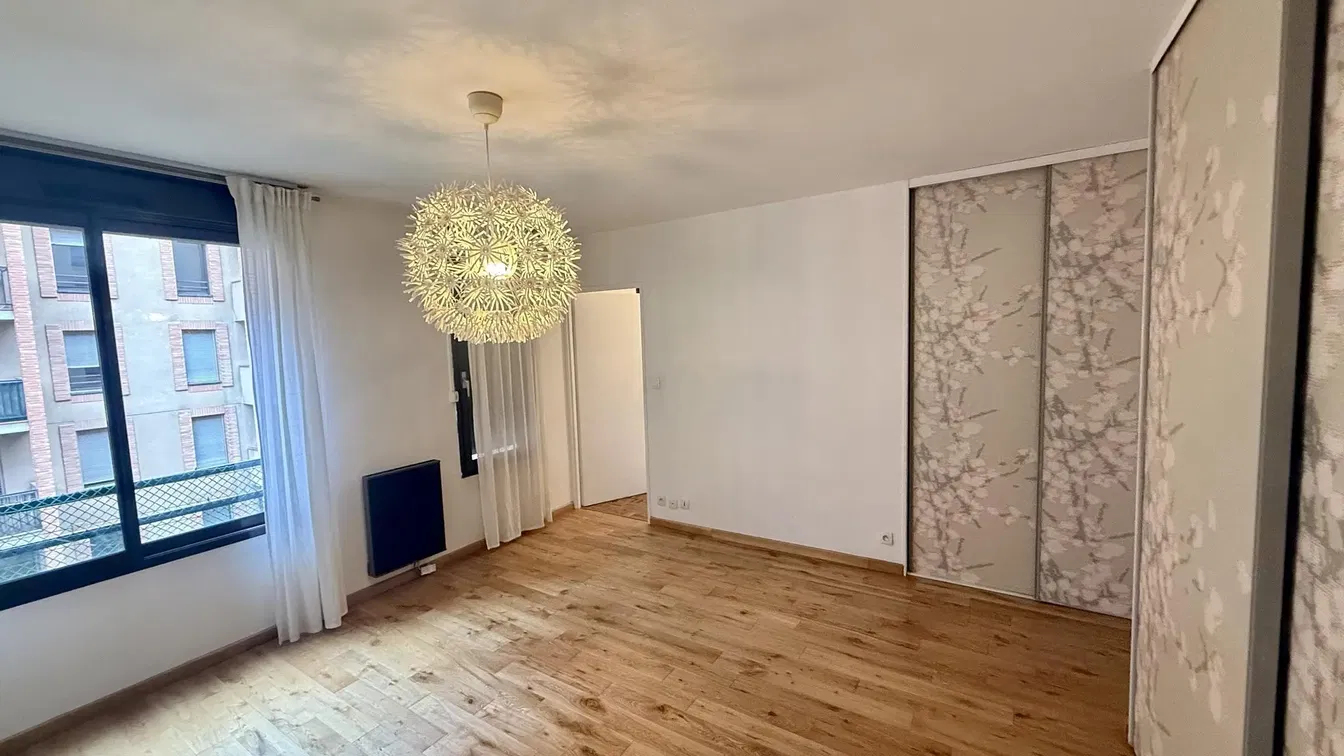 Спаваћа соба; поглед, дрвени под, природно светло