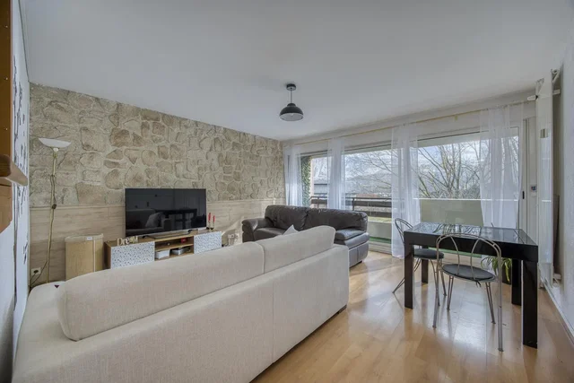 Salón; luz natural, suelo de madera, estilo moderno