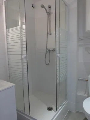 Badezimmer; fliesenboden, tageslicht, renoviert