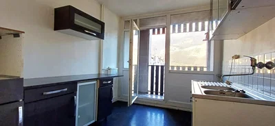 Кухиња; поглед, кухињски апарати, природно светло