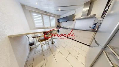 Cucina; elettrodomestici, pavimento in piastrelle, ristrutturato