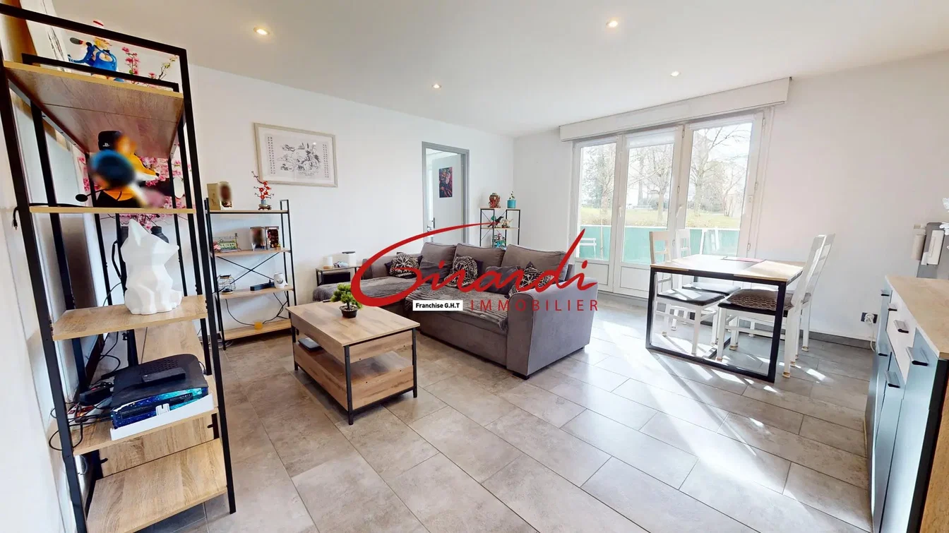 Soggiorno; pavimento in piastrelle, luce naturale, vista