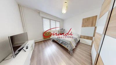 Camera da letto; pavimento in legno, luce naturale