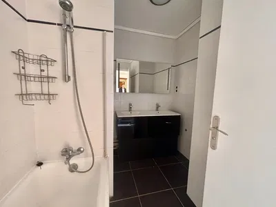 Купатило; плочице, природно светло