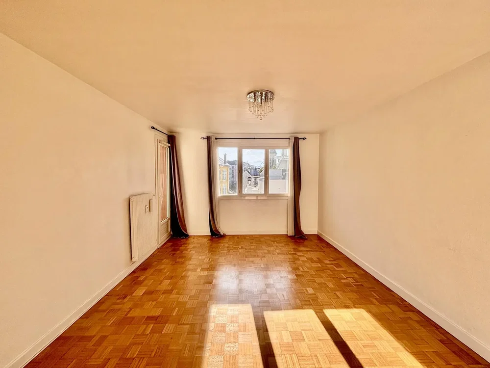 Σαλόνι; ξύλινο πάτωμα, φυσικό φως, θέα