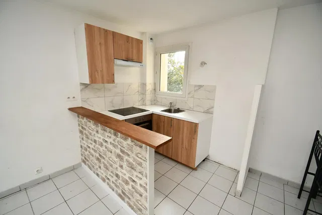 Kuchyně; dlažba, kuchyňské spotřebiče, přirozené světlo