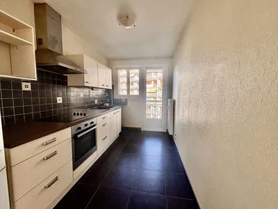 Кухиња; плочице, поглед, природно светло