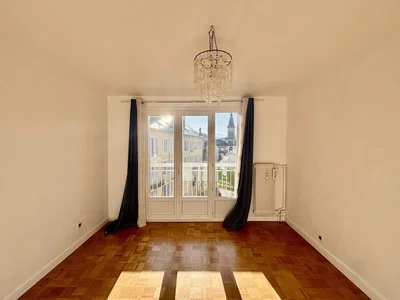 Σαλόνι; θέα, ξύλινο πάτωμα, φυσικό φως