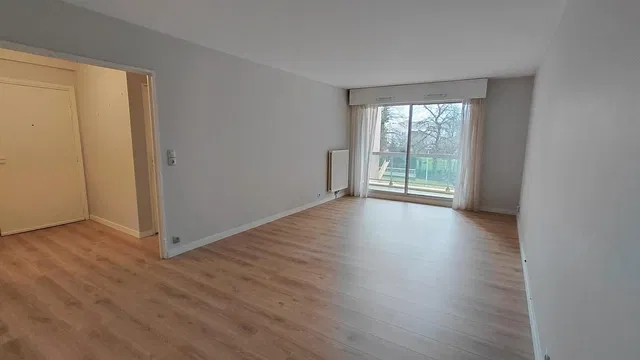 Wohnzimmer; tageslicht, holzboden