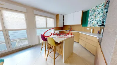 Kuhinja; kućanski aparati, pločice, prirodna svjetlost, moderan stil