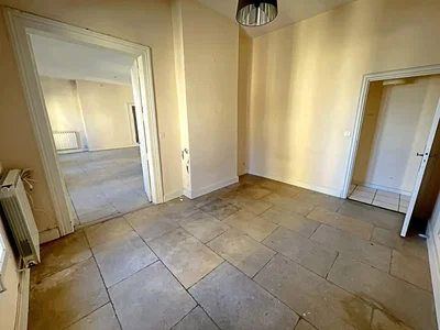 Остало; плочице, потребна реновација, природно светло