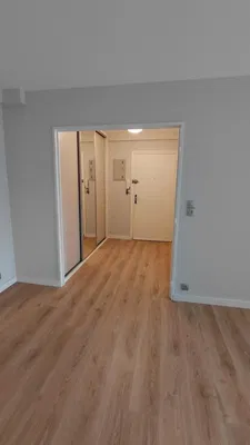 Chamber; wood floor, natural light