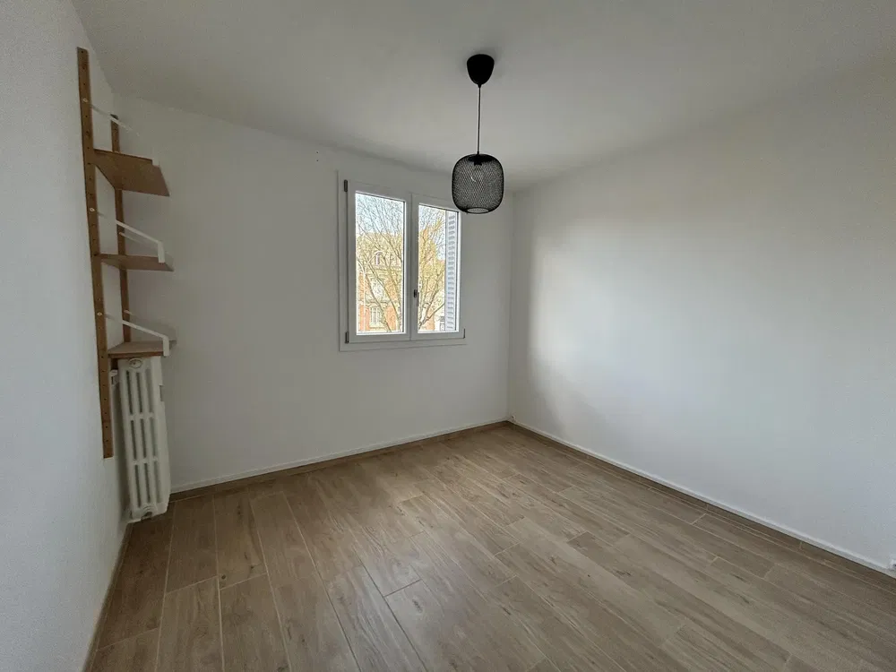 Schlafzimmer; tageslicht, holzboden, blick