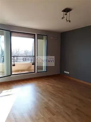 Wohnzimmer; blick, holzboden, tageslicht