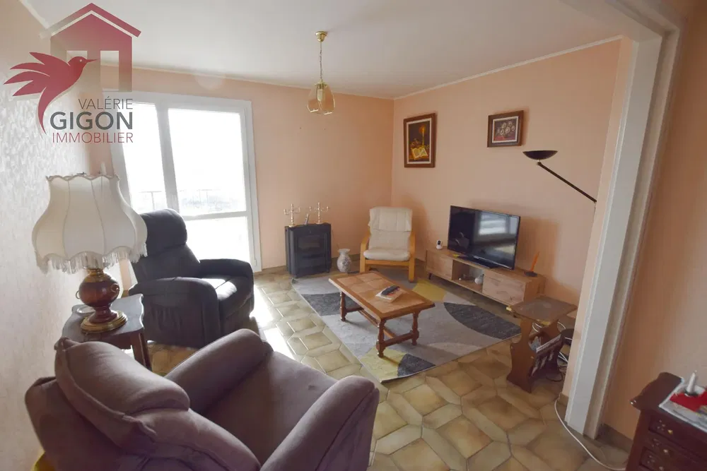 Dnevni boravak; pločice, prirodna svjetlost, rustikalni stil, kamin