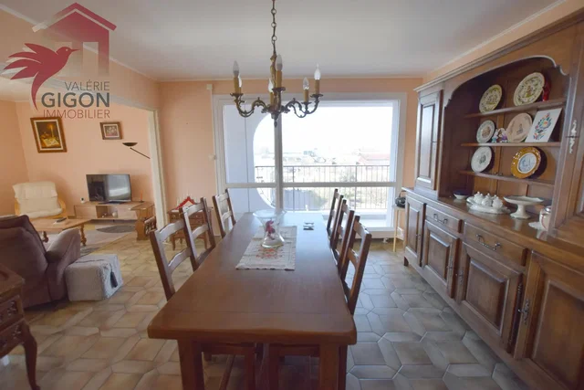 Soggiorno; pavimento in piastrelle, vista