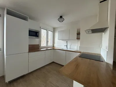 Küche; küchengeräte, tageslicht, moderner stil