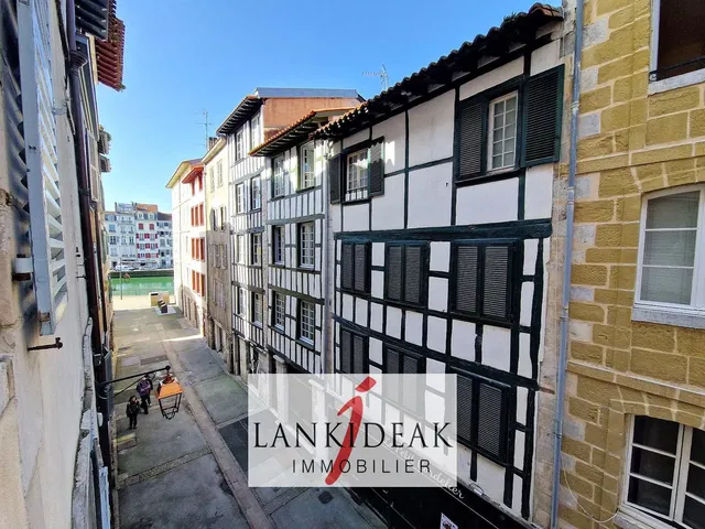 Kuća i okolina; pogled