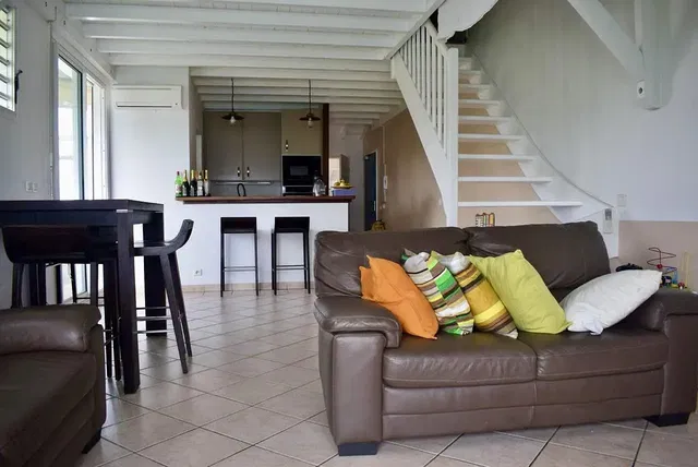 Obývací pokoj; dlažba, přirozené světlo