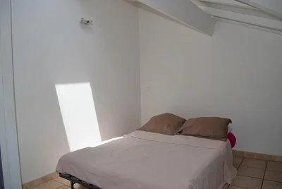 Ložnice; přirozené světlo, dlažba