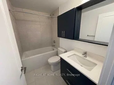 Salle de bain; carrelage, rénové, lumière naturelle