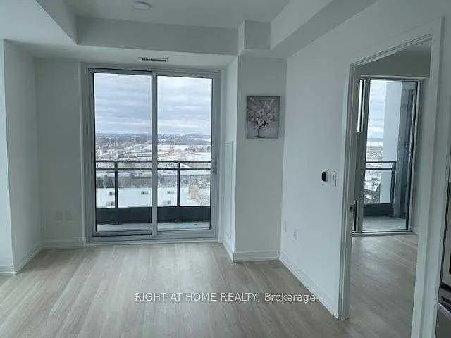 Salon; vue, parquet, lumière naturelle