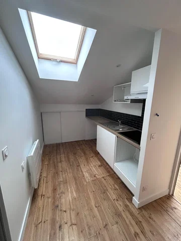 Cocina; suelo de madera, luz natural