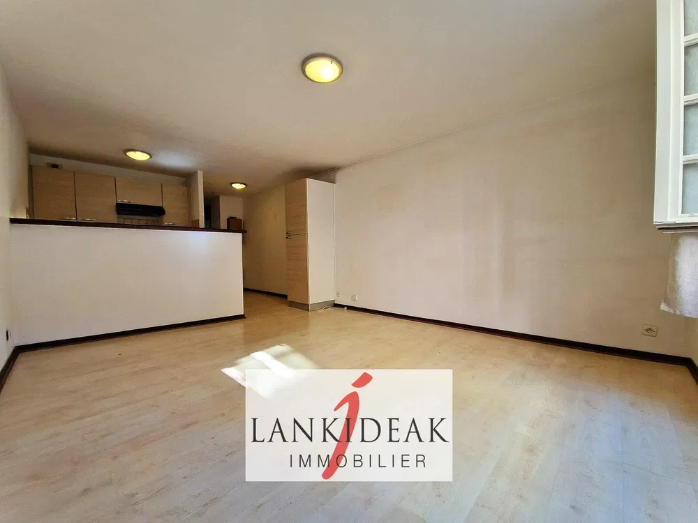 Dnevni boravak; prirodna svjetlost, drveni pod