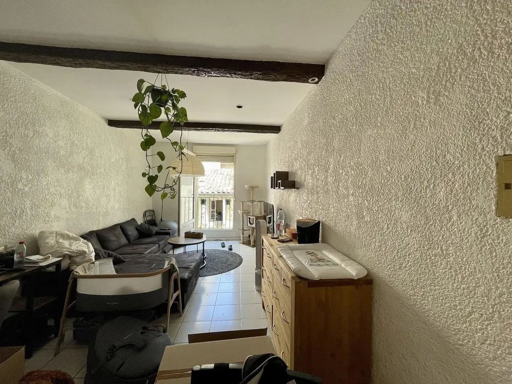 Soggiorno; luce naturale, travi in legno