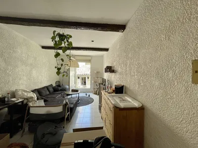 Soggiorno; luce naturale, travi in legno