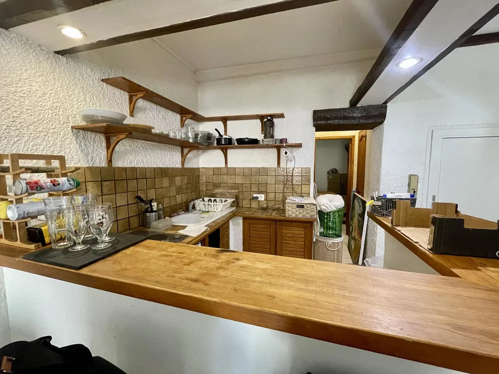 Cucina; pavimento in piastrelle, pavimento in legno