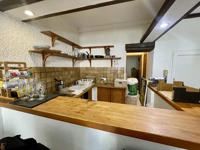 Cucina; pavimento in piastrelle, pavimento in legno