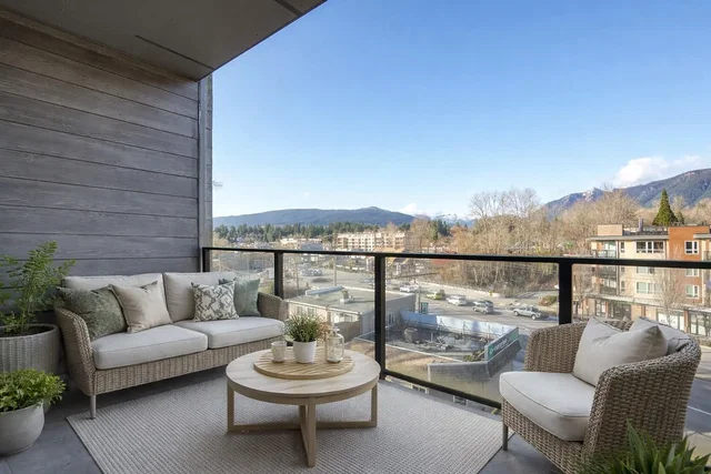 Balcony; view, natural light