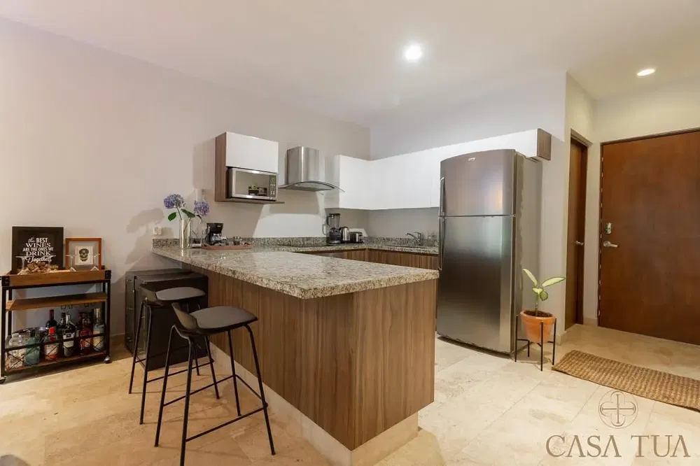 Cuisine; électroménager, carrelage, lumière naturelle