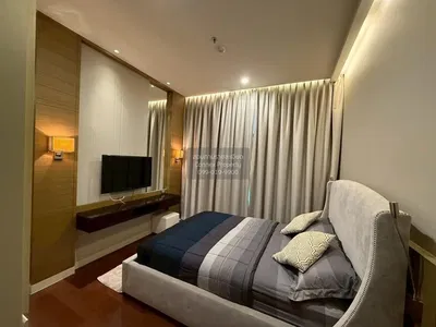 Ložnice; přirozené světlo, moderní styl