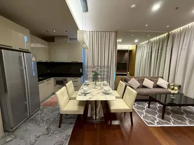 Obývací pokoj; kuchyňské spotřebiče, přirozené světlo, moderní styl