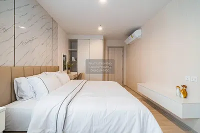 Ložnice; přirozené světlo, moderní styl