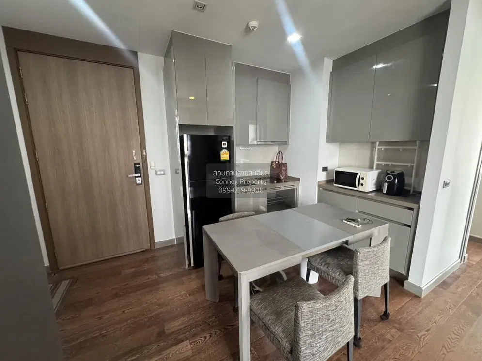 Kuchyně; kuchyňské spotřebiče, dřevěná podlaha, přirozené světlo