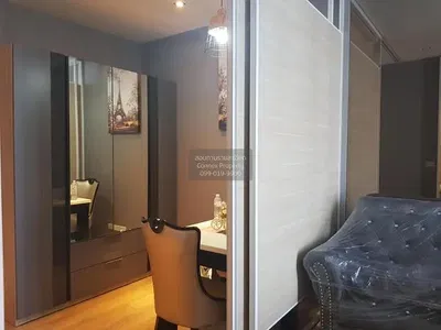 Quarto; chão de madeira, estilo moderno, luz natural