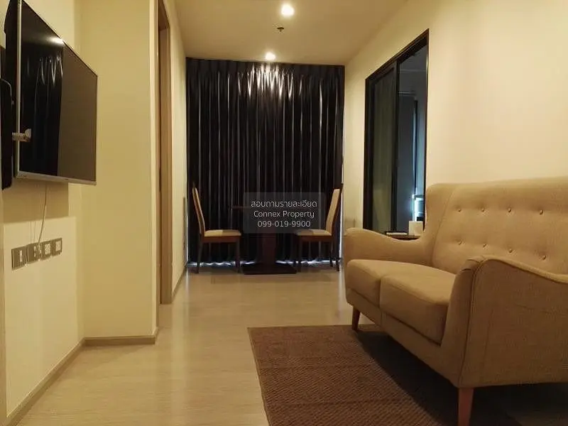 Obývací pokoj; dřevěná podlaha, přirozené světlo